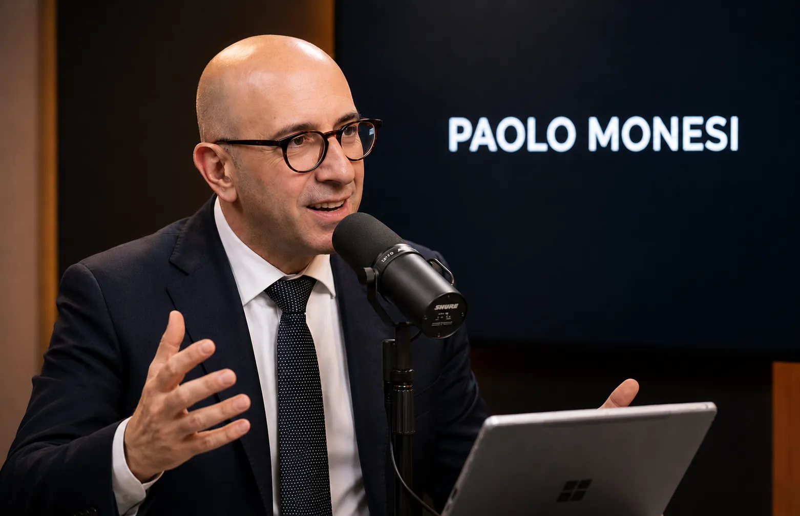 Paolo Monesi al microfono durante la registrazione di un vodcast