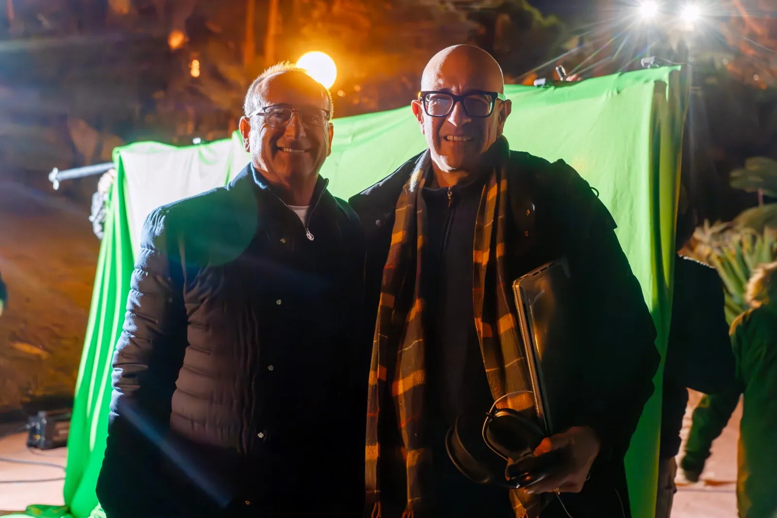 Paolo Monesi con un collega su un set notturno davanti a un green screen
