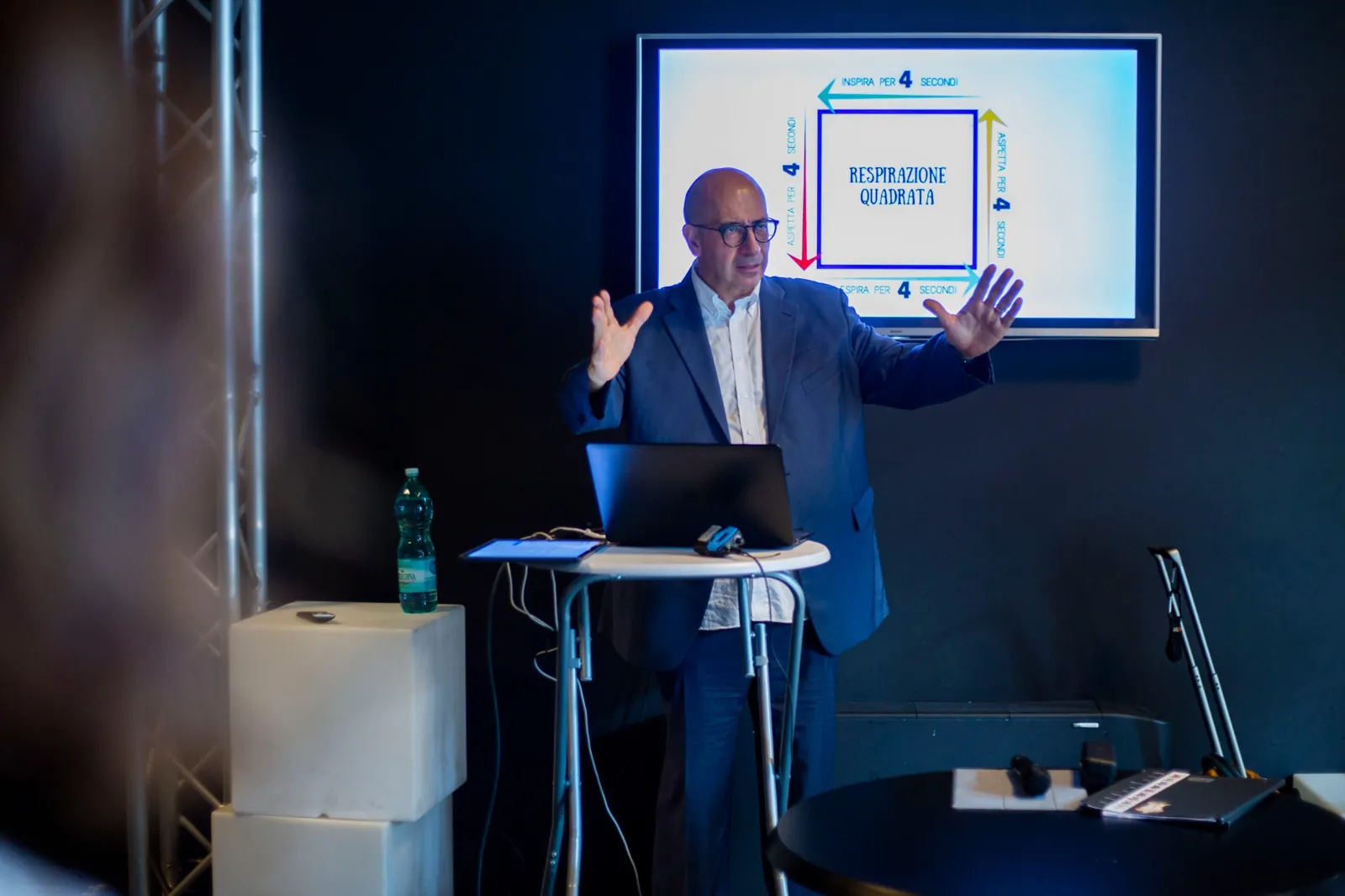 Paolo Monesi spiega la respirazione quadrata durante un workshop, con la slide alle spalle